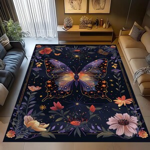 Könnte beinhalten: Ein rechteckiger Teppich mit einem großen Schmetterlingsdesign auf dunkelblauem Hintergrund. Der Schmetterling hat lila, orange und goldene Flügel mit Sternakzenten. Der Teppich ist mit floralen und botanischen Elementen in Rosa-, Orange- und Gelbtönen umrahmt.