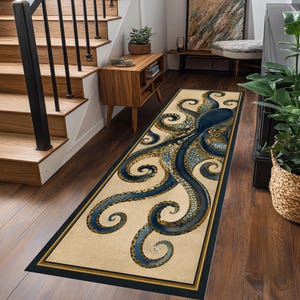 Peut inclure: Un tapis de couloir rectangulaire représentant une grande pieuvre bleu foncé avec des détails complexes de ventouses dorées et bleues sur ses tentacules. Le tapis a un fond crème et est encadré par une bordure sombre avec des accents dorés.