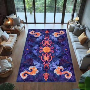 Könnte beinhalten: Ein großer, rechteckiger Teppich mit einem detaillierten Blumenmuster. Der Teppich hat einen dunkelblauen Hintergrund mit orangefarbenen, rosa- und lilafarbenen Blumendesigns. Der Teppich liegt auf einem Holzboden in einem Wohnzimmer.