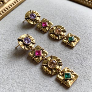 Boucles d'oreilles pendantes vintage dorées et colorées, bijoux baroques audacieux