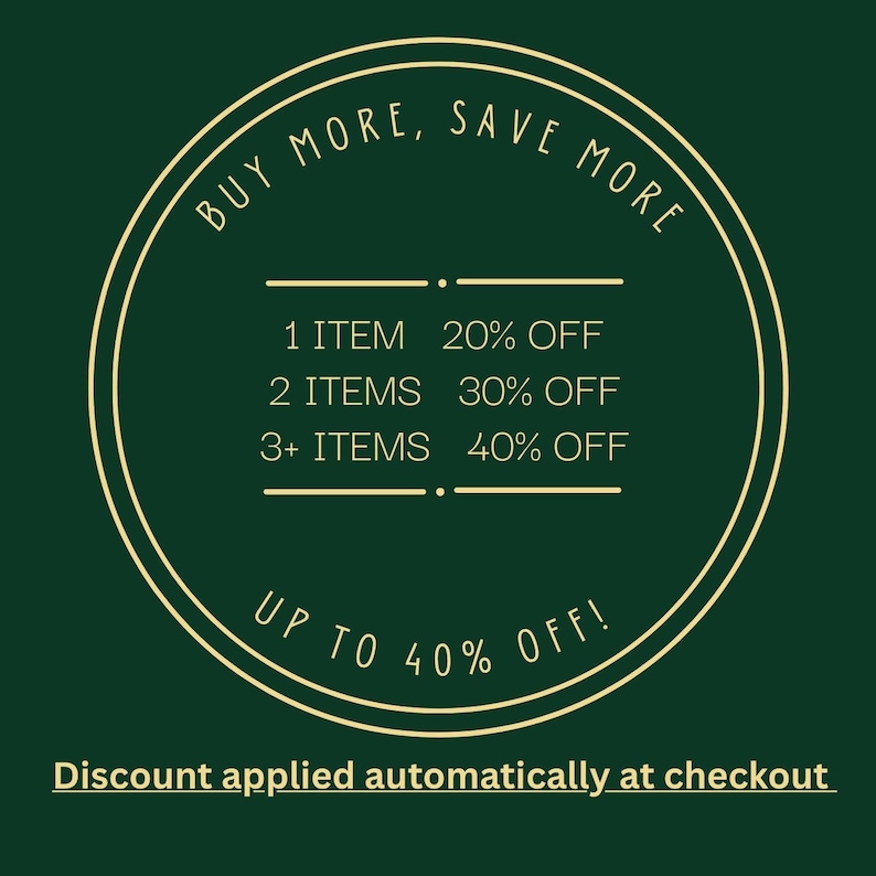 Może przedstawiać: Okrągła grafika na ciemnozielonym tle z kremowym tekstem. Tekst brzmi "KUP WIĘCEJ, OSZCZĘDZAJ WIĘCEJ" u g&oacute;ry okręgu. Wewnątrz okręgu wymienione są rabaty: 20% zniżki na 1 przedmiot, 30% na 2 przedmioty i 40% na 3+ przedmioty. Na dole okręgu widnieje napis "DO 40% ZNIŻKI!" oraz "Rabat naliczany automatycznie przy kasie."