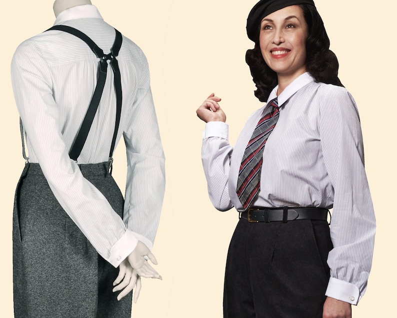 Puede incluir: Dos personas vistiendo camisas blancas abotonadas con patrones a rayas. La persona de la izquierda lleva un par de tirantes negros y pantalones grises. La persona de la derecha lleva una boina negra, una corbata a rayas y pantalones negros con un cintur&oacute;n negro.