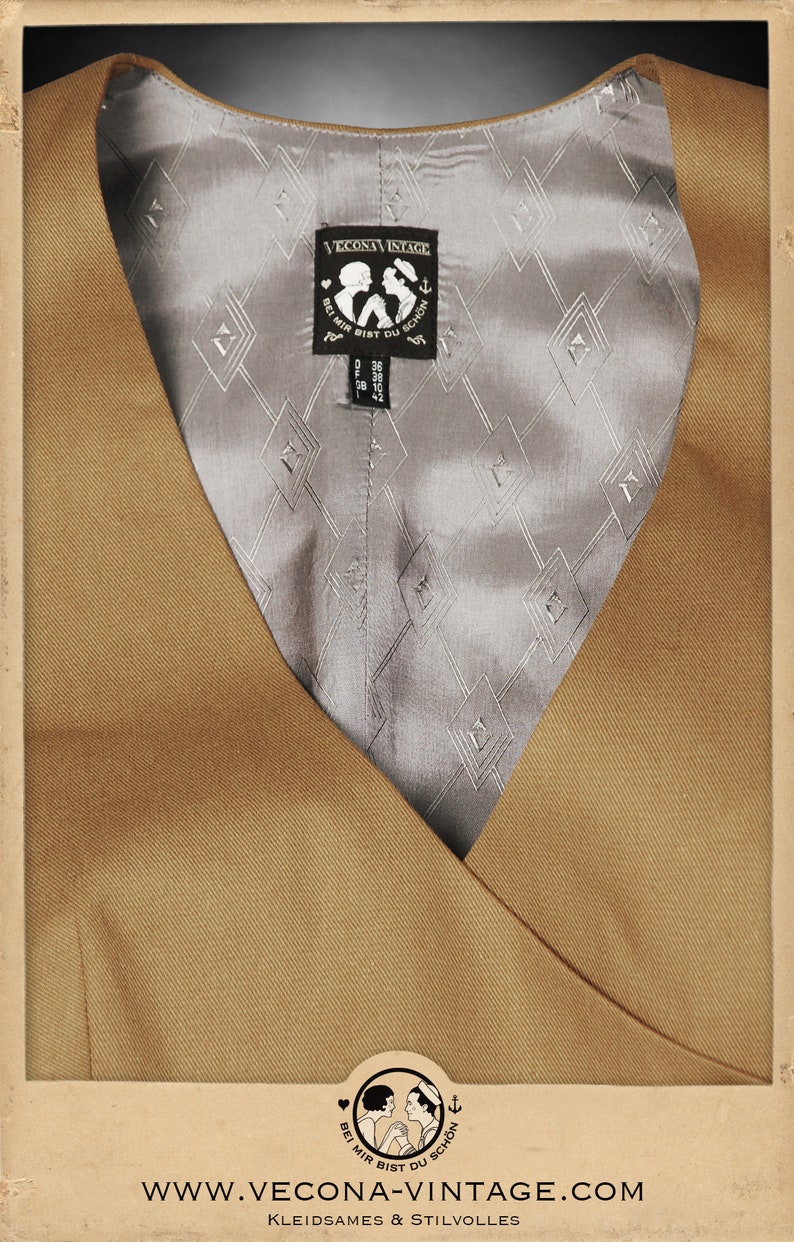 K&ouml;nnte beinhalten: Beige Weste mit V-Ausschnitt. Das Innenfutter ist ein hellgrauer Stoff mit Rautenmuster. Ein schwarzes Etikett mit dem Text "VECONA VINTAGE" ist sichtbar. Die Website-Adresse lautet www.vecona-vintage.com.