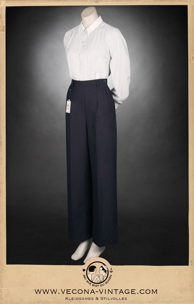 Puede incluir: Una camisa de manga larga a rayas blancas y azules con cuello blanco y un pantal&oacute;n negro de cintura alta. El pantal&oacute;n tiene pierna ancha y est&aacute; hecho de una tela lisa.