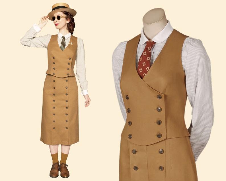 K&ouml;nnte beinhalten: Ein beigefarbener Anzug im Vintage-Stil, bestehend aus einer doppelreihigen Weste und einem passenden Rock. Die Weste hat dunkle Kn&ouml;pfe und wird mit einem gestreiften Hemd und einer gemusterten Krawatte kombiniert. Das Outfit wird durch einen Strohhut und eine Sonnenbrille erg&auml;nzt.