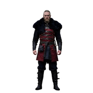 Puede incluir: Un disfraz de estilo medieval con una túnica burdeos, cuello de piel negra y múltiples hebillas. El atuendo incluye pantalones negros, botas y un cinturón con una pequeña bolsa. Adecuado para recreaciones históricas o eventos temáticos.