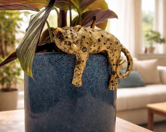 Leopard Plant Pot Hanger – Gold Resin Wild Cat Pot Edge Decor, Safari Animal Plant Decoration, 11 cm