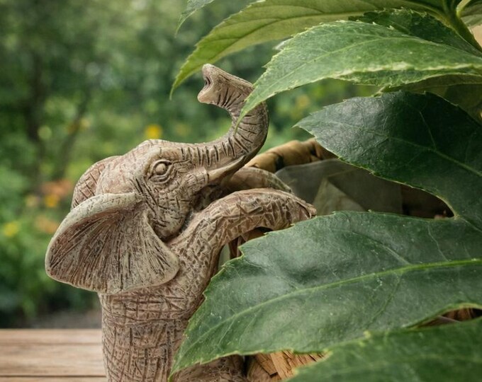 Dekorativer Elefanten-Topfhänger aus Resin (11 × 6,5 cm). In Natur, Silber & Gold. Perfekt für Blumentöpfe, Balkon und Zuhause.