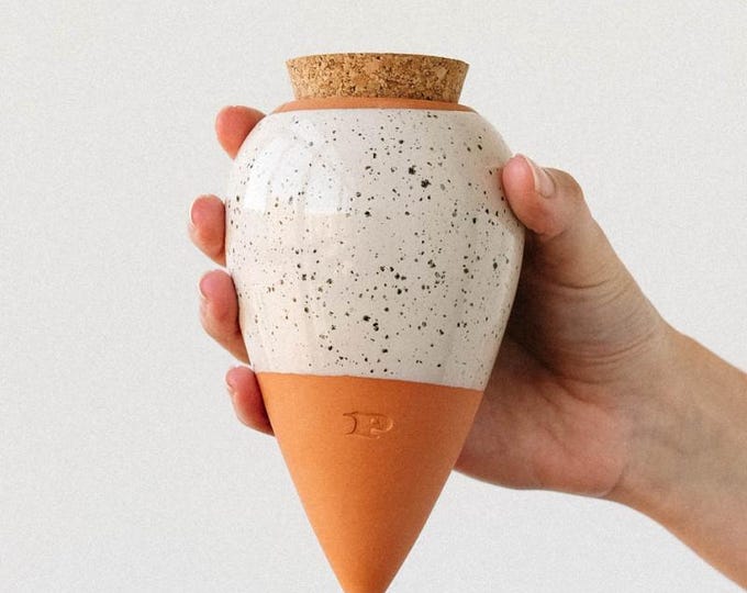 Olla „Speckled White“ von Pepín – Herzförmige Bewässerungshilfe aus Keramik