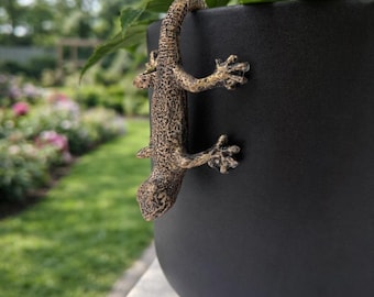 Bronzefarbene Echse Blumentopf-Deko – Gecko aus Harz zum Einhängen, 11 cm