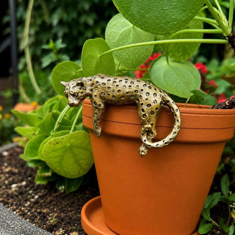 Goldfarbener Leoparden-Blumentopf-Hänger | Safari-Dekoration aus Kunstharz | 9 cm Bild 5