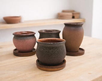 Keramik-Pflanzentopf mit Akazienholz-Untersetzer