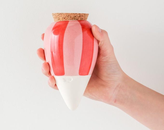 Olla “Pink and red Stripes” von Pepín – Herzförmige Bewässerungshilfe aus Keramik