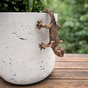 Bronzefarbene Echse / Blumentopf-Deko / Gecko aus Harz zum Einhängen / 11 cm