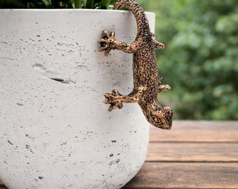 Bronzefarbene Echse | Blumentopf-Deko | Gecko aus Harz zum Einhängen | 11 cm