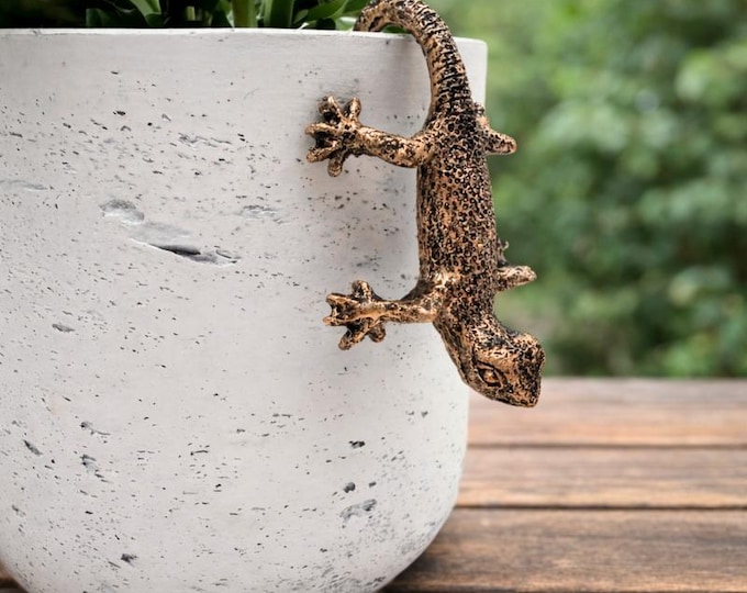 Bronzefarbene Echse | Blumentopf-Deko | Gecko aus Harz zum Einhängen | 11 cm