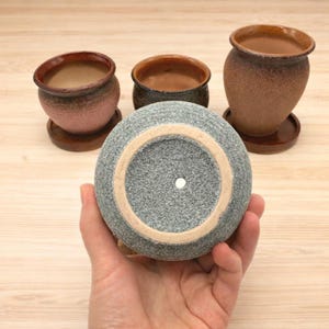 Keramik-Pflanzentopf mit Drainageloch & Akazienholz-Untersetzer | robuster Blumentopf vintage rustikal | für Kakteen und Sukkulenten image 8