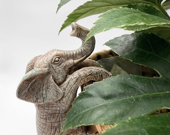 Dekorativer Elefanten-Topfhänger aus Resin (11 × 6,5 cm). In Natur, Silber & Gold. Perfekt für Blumentöpfe, Balkon und Zuhause.