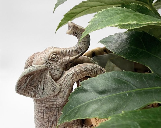 Dekorativer Elefanten-Topfhänger aus Resin (11 × 6,5 cm). In Natur, Silber & Gold. Perfekt für Blumentöpfe, Balkon und Zuhause.