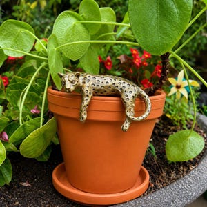 Goldfarbener Leoparden-Blumentopf-Hänger | Safari-Dekoration aus Kunstharz | 9 cm Bild 2