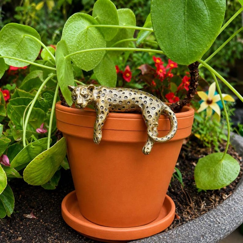 Goldfarbener Leoparden-Blumentopf-Hänger | Safari-Dekoration aus Kunstharz | 9 cm Bild 2