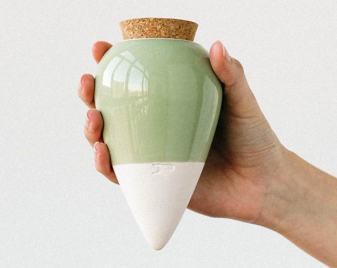 Olla “Verde” von Pepín – Herzförmige Bewässerungshilfe aus Keramik