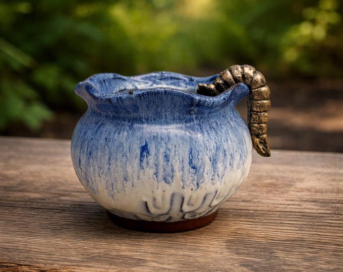 Deko Raupe für Blumentopf  | Verspielte bronzefarbene Regal- & Pflanzendeko (7 cm)