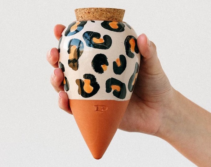 Olla Leopard von Pepín – Herzförmige Bewässerungshilfe aus Keramik