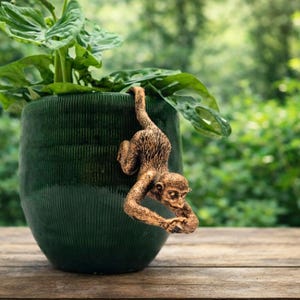 Affen-Topfrand-Hänger aus Kunstharz | Verspielte bronzen farbeen Regal- & Pflanzendeko (13 cm)
