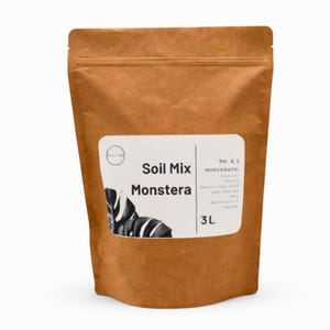 Può includere: Un sacchetto di carta marrone di terriccio per piante di Monstera. La borsa ha un'etichetta bianca con la scritta "Soil Mix Monstera" e un'illustrazione in bianco e nero di una foglia di Monstera. La borsa contiene 3L di terriccio.