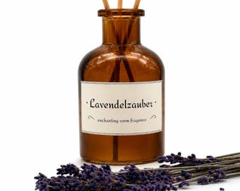 Raumduft "Lavendelzauber" 100ml in braunem Fläschchen mit Korken und Rattan-Stäbchen