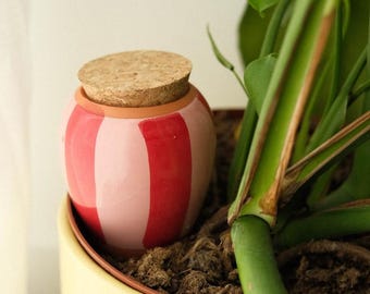 Olla “Pink and red Stripes” von Pepín – Pflanzgefäß zur natürlichen Bewässerung