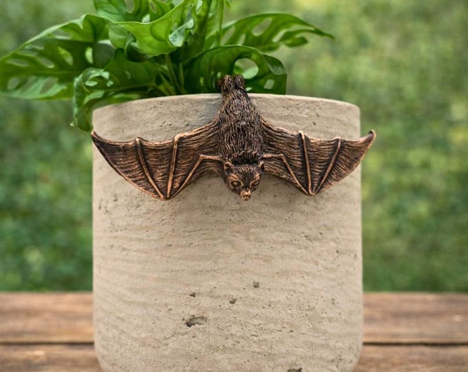 Bumentopf-Anhänger Fledermaus | Gothic Deko für Zuhause und Garten | Mit Bronze-Finish aus Kunstharz