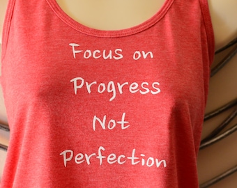 Motivierendes Racerback Tank Top - Fokus auf Fortschritt, Gym & Yoga Shirt