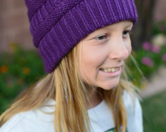 Handgefertigte lila Strickmütze - weiche, warme Unisex Wintermütze