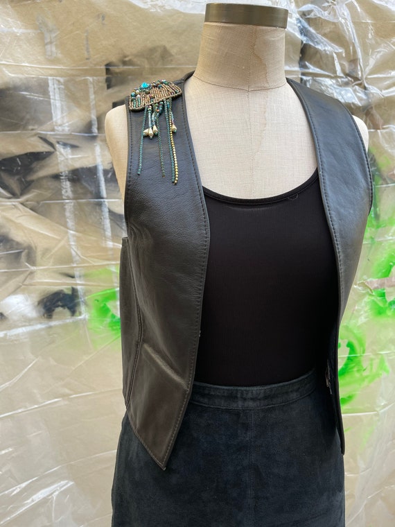 Fitted leather vest with appliqué on shoulder