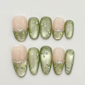 Gröna Cat Eye-pressnaglar | Aura Flowers Mandel Lösnaglar | Skimrande Gel Look Nagelkonst | Pärlfärgade Lösnaglar för Vardag och Speciella Tillfällen