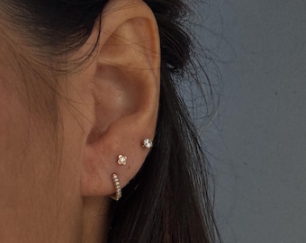 Pendiente de flor de oro de 14k - Pendiente floral minimalista - Joyería fina y delicada