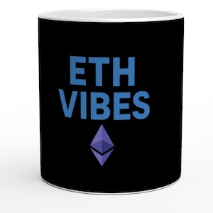 Könnte beinhalten: Eine schwarze Keramik-Kaffeetasse mit dem blauen Schriftzug "ETH VIBES" und einem lila Ethereum-Symbol. Die Tasse hat einen weißen Innenraum. Die Tasse steht vor einem weißen Hintergrund.