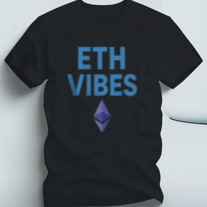 Peut inclure: T-shirt noir avec l'inscription bleue "ETH VIBES" et un symbole Ethereum violet. Ce t-shirt à col rond est conçu pour un usage quotidien. Le design est centré sur la poitrine.