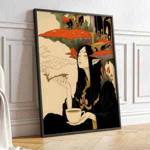 Könnte beinhalten: Kunstdruck mit einer Frau mit langen schwarzen Haaren und spitzen Ohren, die eine Pfeife raucht und eine Tasse Kaffee hält. Das Kunstwerk hat ein Fantasy-Thema mit pilzförmigen Formationen im Hintergrund und ist in Schwarz gerahmt.