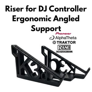 Soporte universal para controlador de DJ • Soporte ergonómico inclinado para escritorio compatible con Denon, Pioneer y AlphaTheta • Soporte antideslizante para equipos de estudio con protección contra arañazos