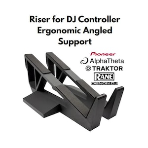 Peut inclure: Support de contrôleur DJ noir avec support ergonomique incliné. Le texte sur l'image indique : "Riser for DJ Controller, Ergonomic Angled Support." Les logos de Pioneer, AlphaTheta, Traktor, Rane et Denon DJ sont également visibles.