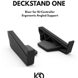 Puede incluir: Dos soportes angulados negros para controlador DJ, etiquetados DECKSTAND ONE Riser for DJ Controller Ergonomic Angled Support y K3 OFFICIAL PRODUCT. Estos soportes presentan un diseño estructural triangular y un borde frontal.