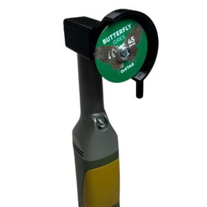 Puede incluir: Una herramienta eléctrica portátil con una hoja circular verde. La hoja tiene el texto "BUTTERFLY GRES 45 mm DISTAR". La herramienta tiene un mango gris y amarillo, con un accesorio negro que sujeta la hoja.