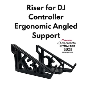 Può includere: Due supporti neri inclinati stampati in 3D per controller DJ. Il testo "Riser for DJ Controller Ergonomic Angled Support" è visualizzato sopra i supporti, insieme ai loghi di Pioneer, AlphaTheta, TRAKTOR, RANE e DENON DJ.