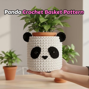 Puede incluir: Una cesta de ganchillo blanca con forma de panda, con ojos, nariz y orejas negras. La cesta contiene una planta en maceta con hojas verdes. El texto "Panda Crochet Basket Pattern" se muestra encima de la cesta.