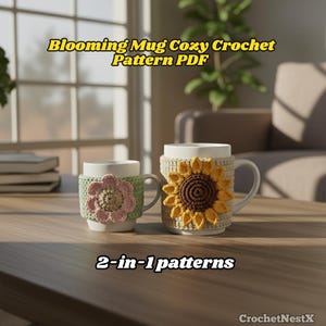 Könnte beinhalten: Zwei weiße Tassen mit Häkel-Cozy. Eine Tasse hat eine hellgrüne Cozy mit einer rosa und beigen Blume. Die andere Tasse hat eine cremefarbene Cozy mit einer gelben und braunen Sonnenblume. Der Text auf dem Bild lautet "Blooming Mug Cozy Crochet Pattern PDF" und "2-in-1 patterns".