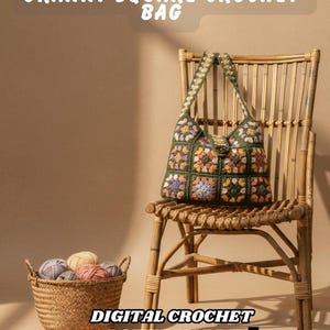 Könnte beinhalten: Eine handgefertigte Granny-Square-Häkeltasche mit Knopfverschluss steht auf einem Bambusstuhl. Die Tasche zeigt bunte Quadrate in Grün-, Gelb-, Lila- und Orangetönen. Ein Korb mit Garn und der Text "GRANNY SQUARE CROCHET BAG" und "DIGITAL CROCHET PATTERN PDF" sind ebenfalls zu sehen.