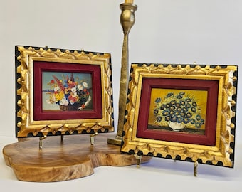 Bodegón floral enmarcado de mediados de siglo sobre tablas.